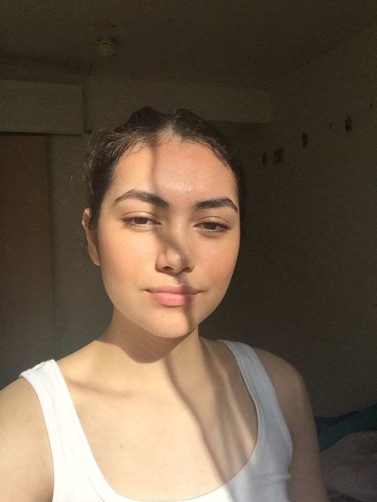 Jeune femme créant des bijoux